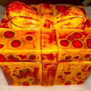 Rare vintage present bow pottery box signed